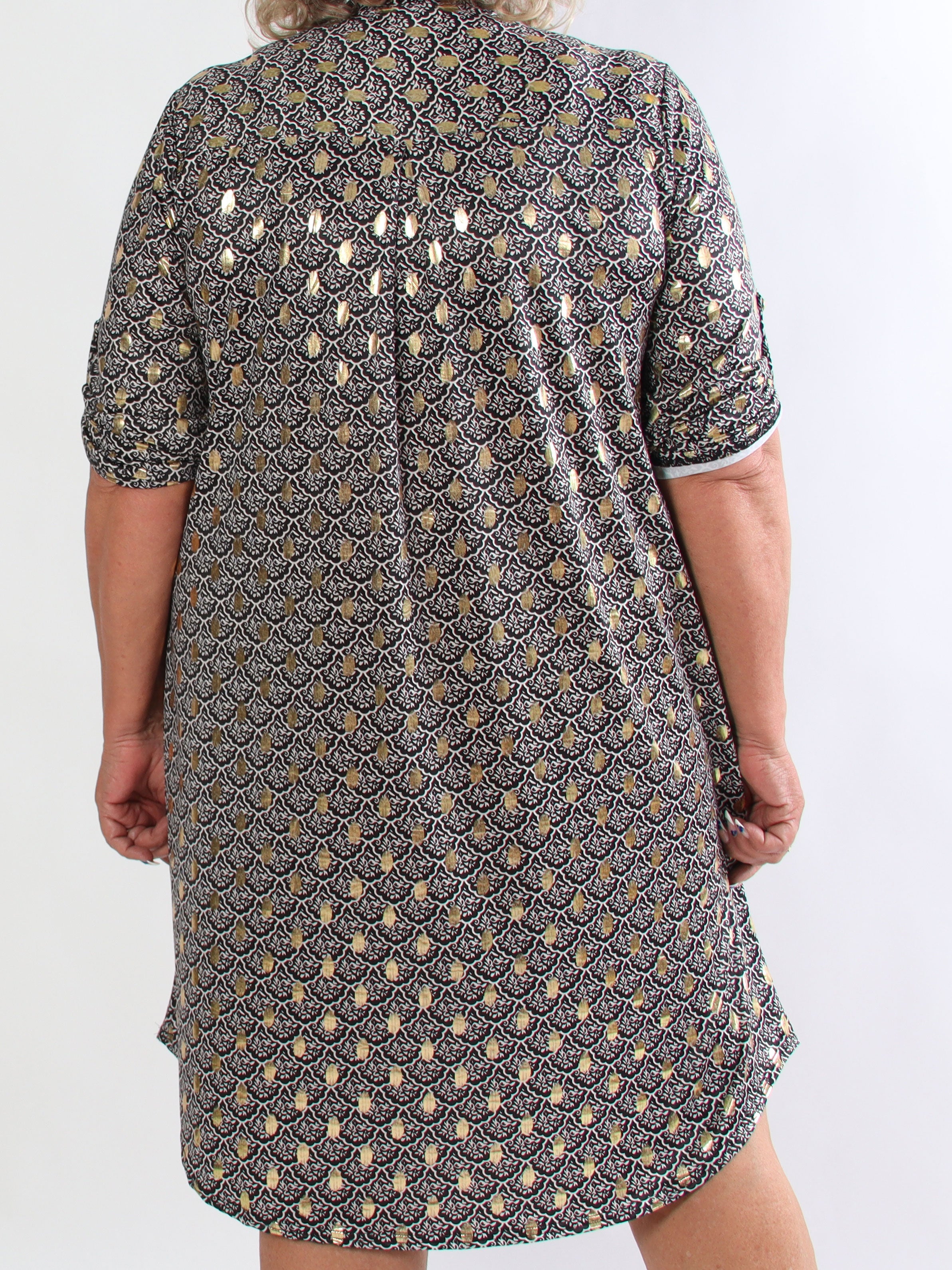 Ebba Marrakech - Elastisk plus size kjole med fint mønster og guld dutter